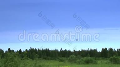 热气球降落在蓝天的时间流逝