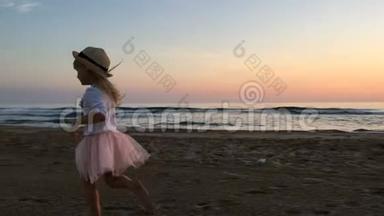 日落时，一个<strong>小女孩</strong>沿着海滩<strong>奔跑</strong>。