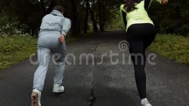 健身情侣准备在户外公园<strong>起跑线</strong>上的木制人行道上跑步。
