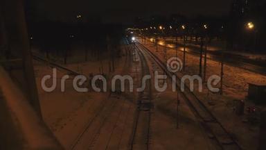 冬天，夜间火车在桥下行驶。