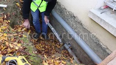 水管工正在准备更换房屋基础排水管..