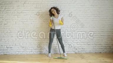 女人在客厅打扫地板。 特写镜头。