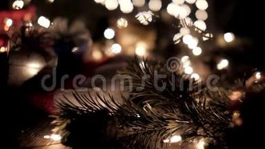 女人把圣诞礼盒装饰在圣诞老人的帽子上，上面有树和树灯