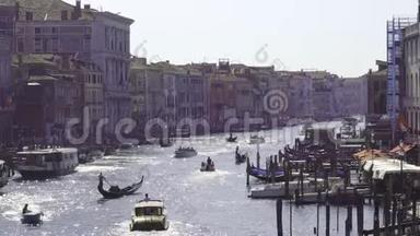 欧洲。 意大利。 威尼斯。 夏日阳光明媚，从桥上俯瞰大运河全景