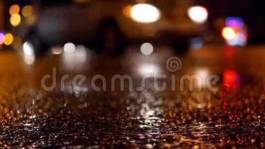 雨的城市交通街道.