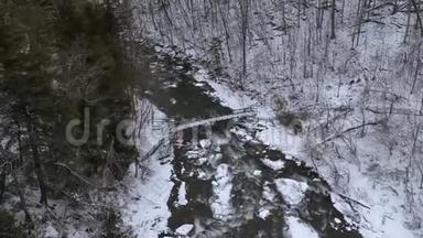 奇特南戈瀑布冬季桥空中无人机拍摄