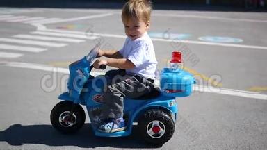 一个骑电动车的孩子.