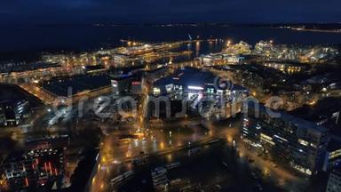 夜晚城市的空中景观，街道照明，靠近大海和港口的船只移动交通