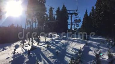 <strong>四人</strong>滑雪椅电梯穿过树林，爬上一座蓝天