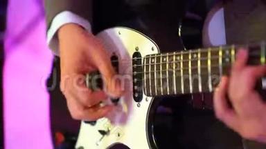 4k吉他手在夜总会舞台上弹声吉他，彩<strong>灯闪烁</strong>