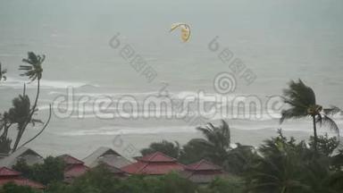 帕布<strong>台风</strong>，泰国海洋海岸。 自然灾害，眼镜飓风。 强烈的极端旋风吹袭手掌
