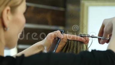 女理发师在美容店里用剪刀<strong>剪发</strong>。 慢动作