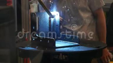 自动机械臂制造金属焊接操作的特写。 媒体。 不同的工作机器人集合