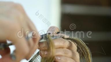 女理发师在美容店里用剪刀<strong>剪发</strong>。 慢动作