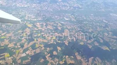 农业领域，许多整齐的田野从空中清晰的线条，五颜六色的农业领域