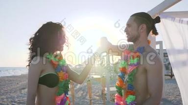 在海边的夏季派对上，男人和女孩，背光，相爱的夫妇在海滩上跳舞，浪漫的关系