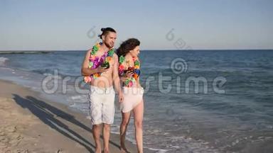 光着脚走在沙滩上，情侣们喝着彩色鸡尾酒，夏威夷<strong>浪漫之旅</strong>，幸福的人们走在沙滩上