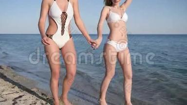 海岸的女朋友，光着脚在沙滩上散步，海洋附近度假，岸上穿泳装的女孩，热带夏季周末