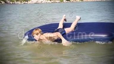 一个年轻人在充气床垫上<strong>游泳</strong>。 积极的情绪。 <strong>夏日</strong>炎炎