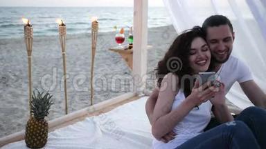 暑假期间通过手机交流，女孩和男人在小工具上浏览社交网络，暑假期间，