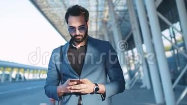 一个穿着正式西装、戴着墨镜的英俊男子从废弃的机场候机楼经过，他用手机<strong>环顾四周</strong>