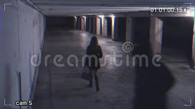 在地下通道抢劫一个女孩。 从监控摄像机记录