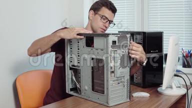 电脑服务人员用螺丝刀修理办公室的坏电脑，并升级电脑硬件