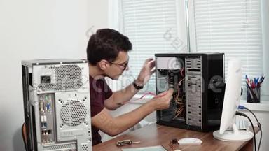 计算机服务人员在办公室修理坏电脑并升级计算机硬件。 支援小组。 4k