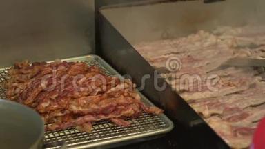 生腊肉旁边的熟腊肉