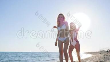 女朋友在度假，女孩子在海边玩，女朋友在运动