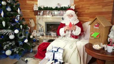 圣诞老人把礼物放进口袋里，圣诞老人邮筒里，圣尼古拉斯把孩子们的愿望清单上的礼物打包