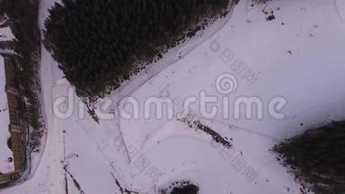 山地滑雪场。 滑雪板的跑道。 滑雪者的赛道。 在上面拍摄滑雪板。 从空中拍摄。