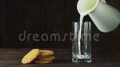 牛奶以缓慢的速度倒入玻璃杯，是健康饮食的理想选择，可以作为药物使用。概念