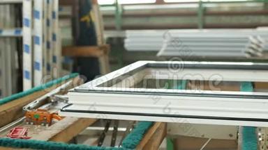 生产制造塑钢窗<strong>pvc</strong>，摆在桌上的是窗扇、螺丝刀，店铺是