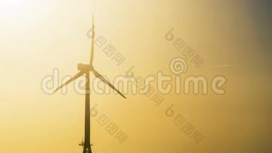 日落时分的风车。 风力发电机的剪影