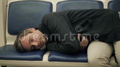 在地铁地铁地铁地铁里睡觉的人。 <strong>劳累</strong>的工人学生下班后睡觉，辛苦<strong>一天</strong>，生病，疲劳