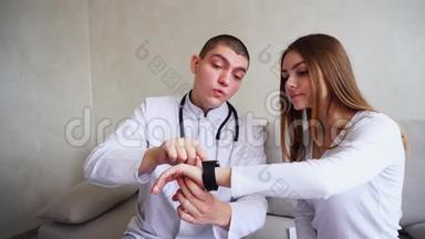智能男医生的画像，她向病人解释如何使用智能手表来监测他们的健康和健康