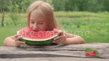 小女孩吃西瓜。 儿童吃西瓜片的肖像。