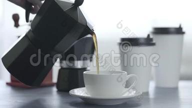 在蓝色木桌上倒入杯中的咖啡背景，白色咖啡杯，咖啡豆研磨机，间歇泉