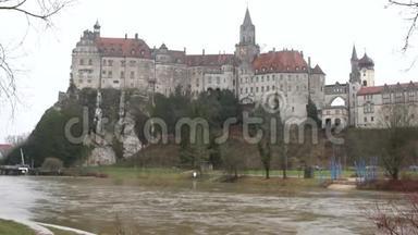 多瑙河和岩石上的城堡。 德国巴登-符<strong>腾</strong>堡，西格马林根
