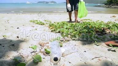 保洁员将沙滩上的垃圾收集成绿色塑料袋，塑料瓶则收集在沙滩上..