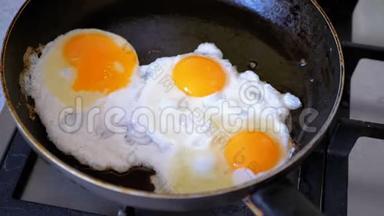 煎三个鸡蛋，煎锅