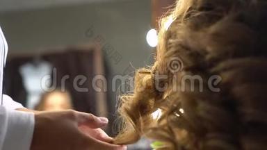 <strong>发型</strong>师为女孩做<strong>卷发</strong>，使用<strong>发型</strong>。 美容师在工作。