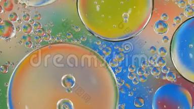 泡沫油在水上五颜六色的抽象背景