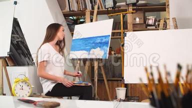 女画家在画架上画一幅画，<strong>画中画</strong>的是油画。