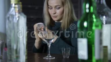 孤独的酒吧服务员打扫酒吧的酒杯，等待客户。