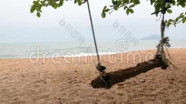 暴风雨来临前，木制的秋千用绳子拴在沙滩海岸附近