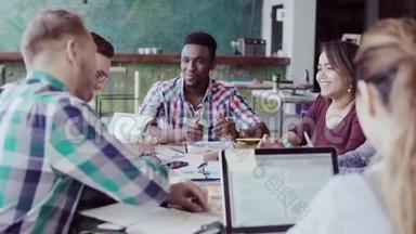 创意商业<strong>团队</strong>会议在现代办公.. 混合种族的年轻人讨论<strong>创业</strong>的想法，笑。
