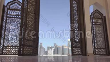 多哈摩天大楼通过清真寺的开放大门