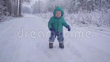 小男孩在在雪地上玩耍，小男孩走在冬林里慢动作